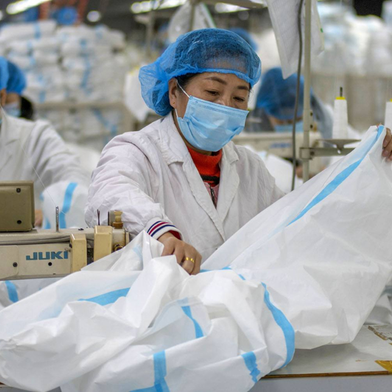 Fábrica de vestuário Ruoxuan exportada 450K ternos de proteção para os EUA.